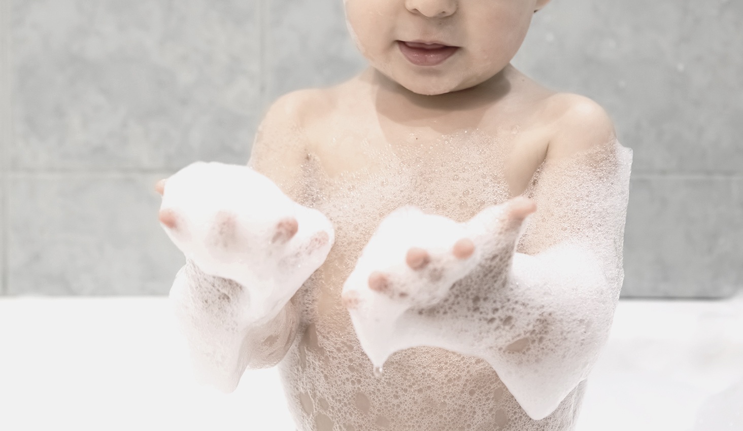 Bebé bañandose