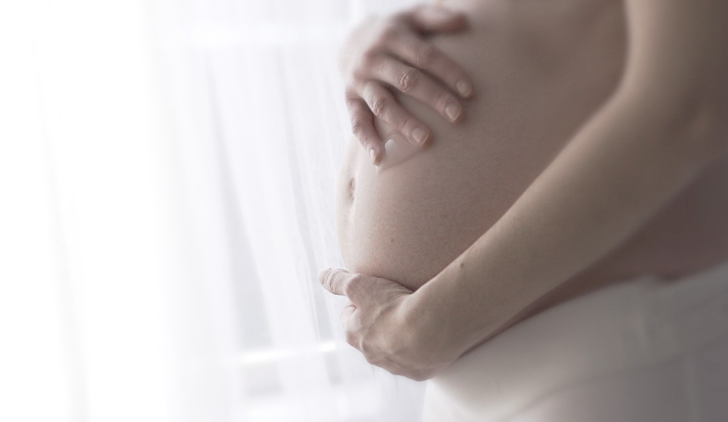 Mujer sosteniendo su barriga