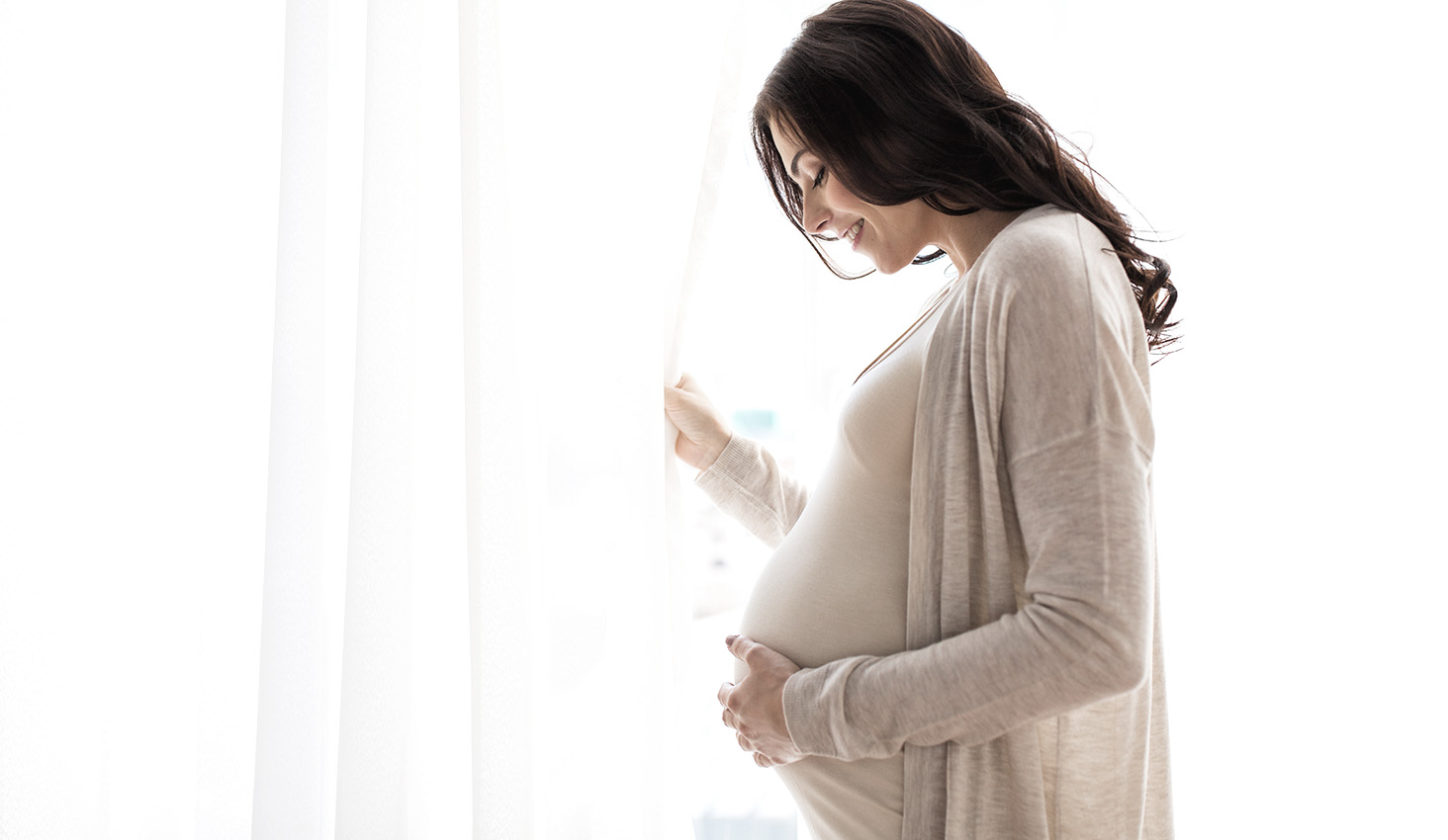 Mujer aplicándose protector solar