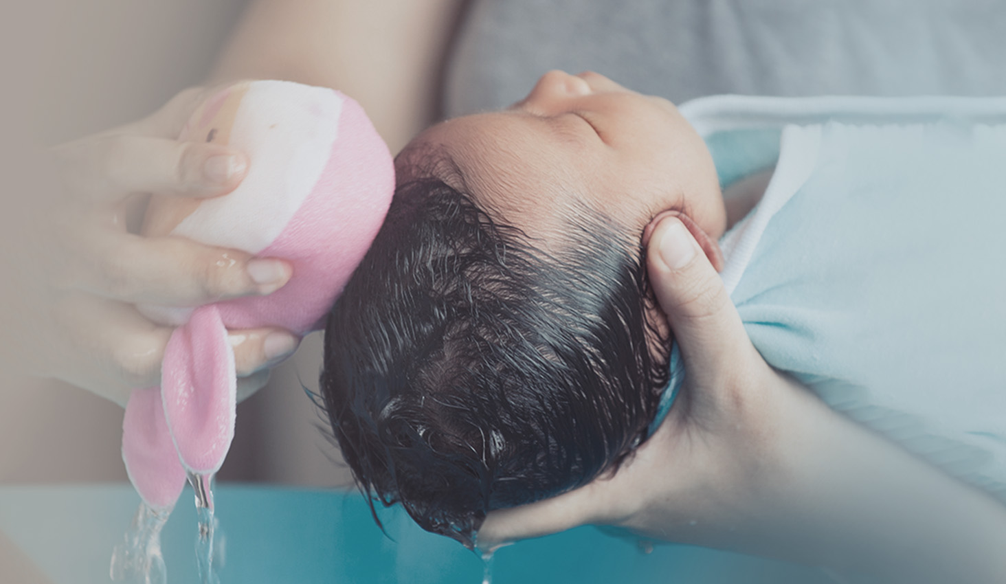 Madre bañando a su bebé de 3 meses