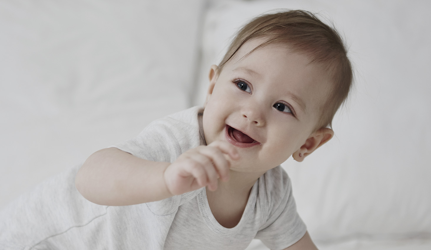 Bebé de 3 meses sonriendo