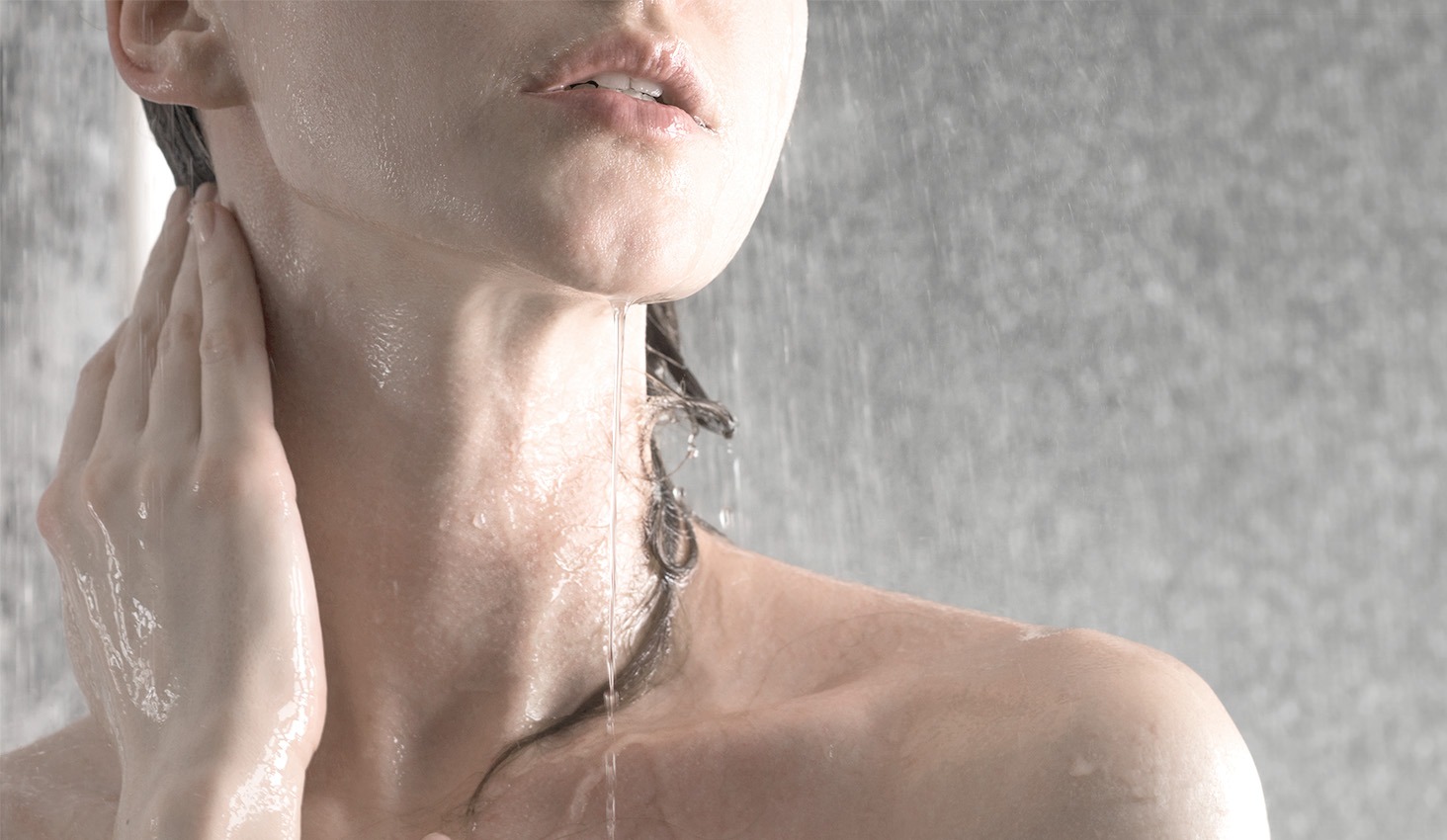 Mujer bañandose con agua caliente