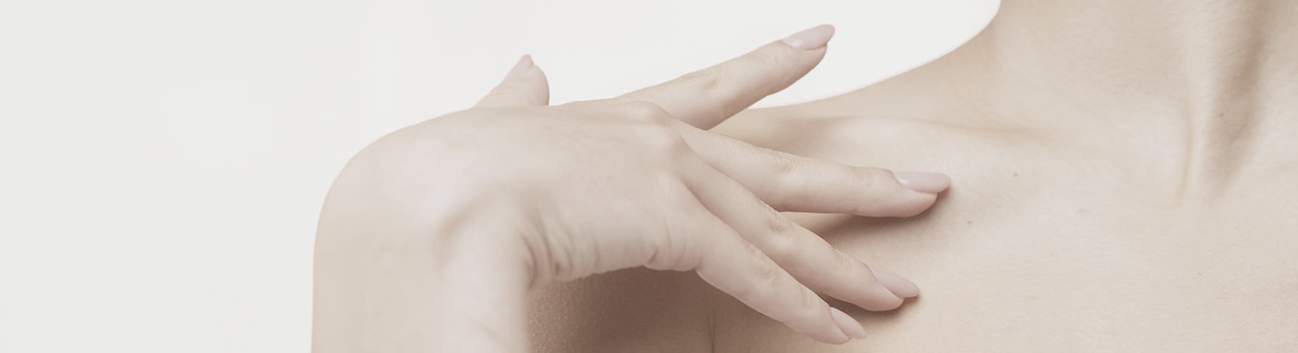 Piel mano y hombro de mujer